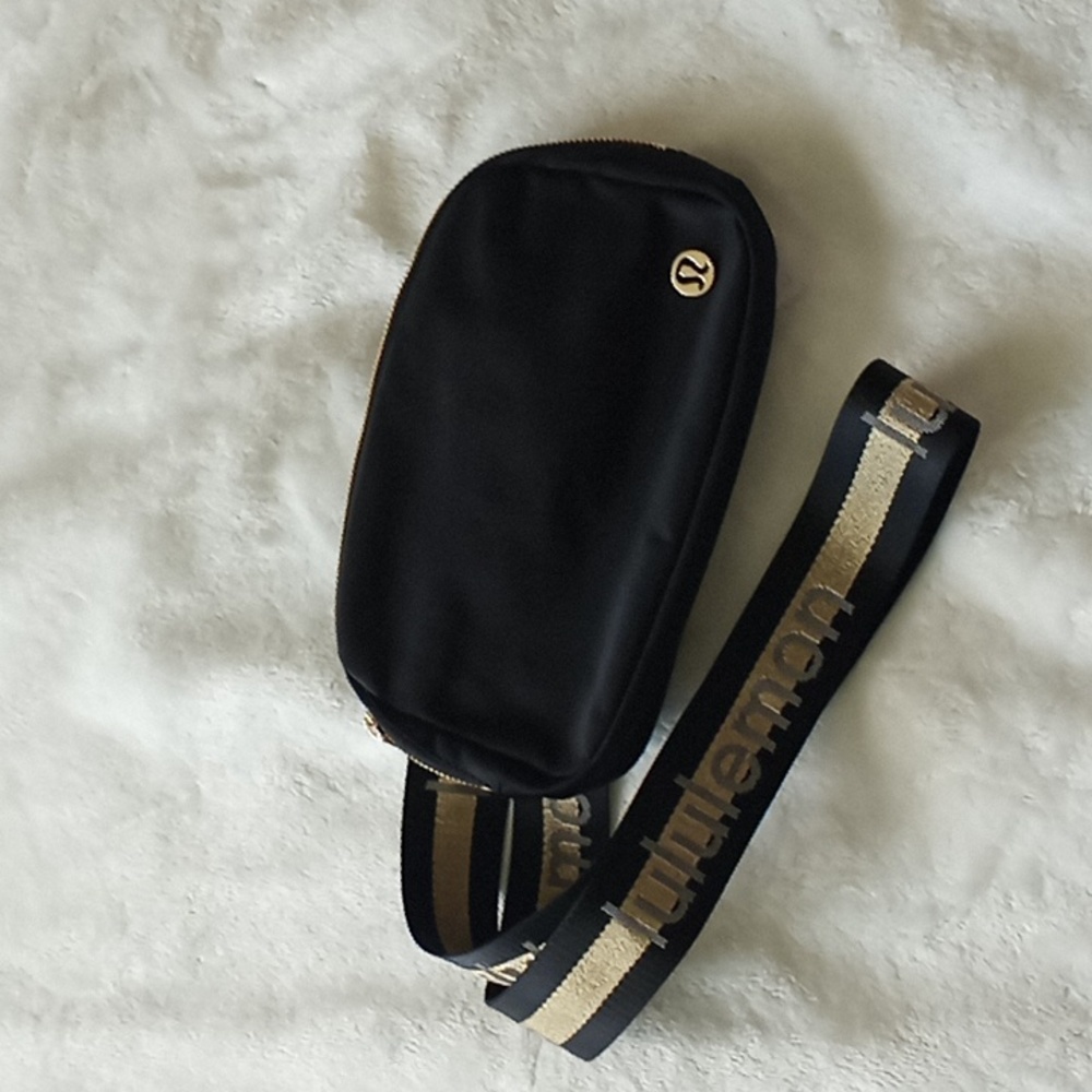 Lululemon gold logo crossbody belr bag - Picture 1 of 10